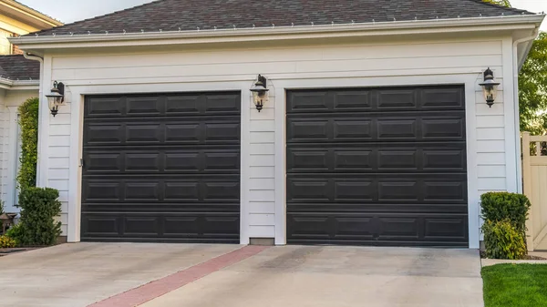 Panorama frame Unidade de garagem dupla anexada a uma casa suburbana — Fotografia de Stock
