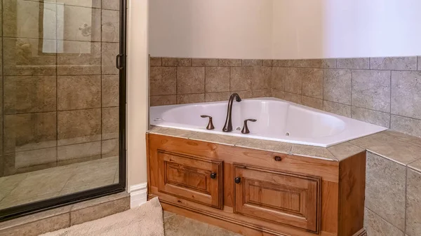 Marco panorámico Interior de un moderno cuarto de baño con bañera de esquina —  Fotos de Stock