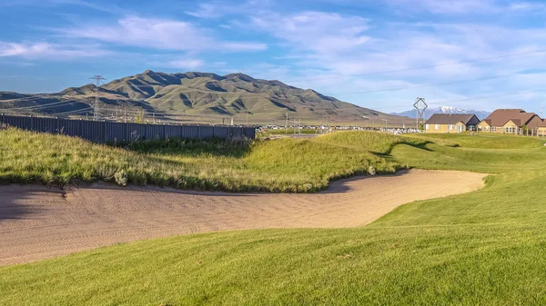 Cadre panoramique Long piège à sable sinueux sur un terrain de golf — Photo