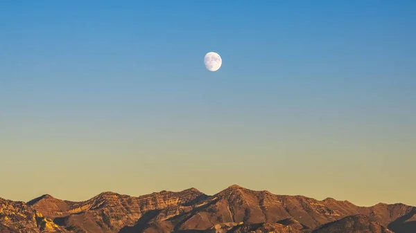 パノラマフレーム｜Provo Canyonの険しい山の上の月 — ストック写真