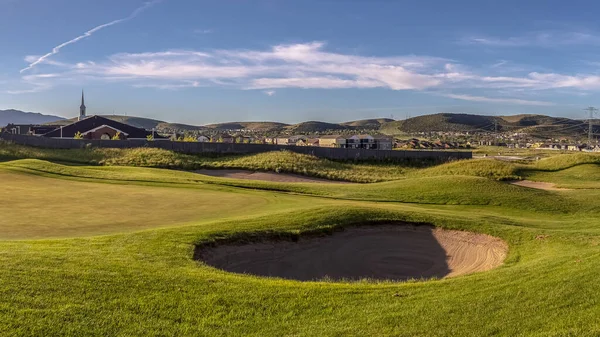 Panoramarahmen-Sandfalle auf dem Fairway eines Golfplatzes — Stockfoto