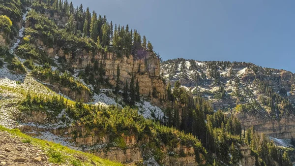 Marco panorámico Paisaje escénico de un sendero en el monte Timpanogos — Foto de Stock