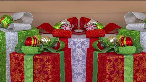 Panorámakeret Szimmetrikus karácsonyi ajándékok kijelzőn élénk színekkel — Stock Fotó