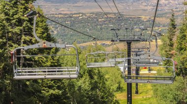 Park City 'de sezon dışı Panorama Sunny' de dağ yürüyüşü patikalarının üzerinde teleferikler var.