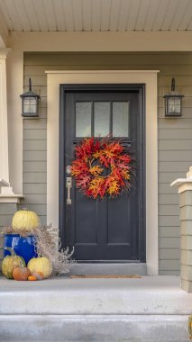 Ön kapıda dikey Renkli Sonbahar Çelengi asılı