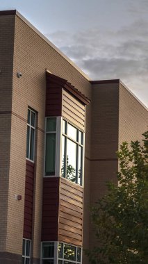 Günbatımına yakın modern iki katlı binanın dikey köşesi.