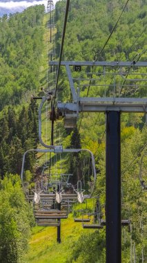 Dikey çerçeve Başkanlığı, boş mevsim aylarında bol yeşil ağaçlar ve yürüyüş yolları üzerine kuruludur.