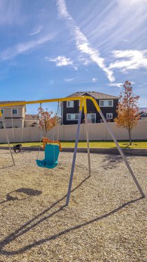 Çocuk parkında dikey çerçeve Renkli A-çerçeve salınımı