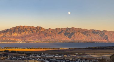 Ay Provo Kanyonu 'ndan yükseliyor, Utah Gölü