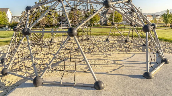 Marco panorámico Cúpula de escalada urbana con redes en un parque infantil — Foto de Stock