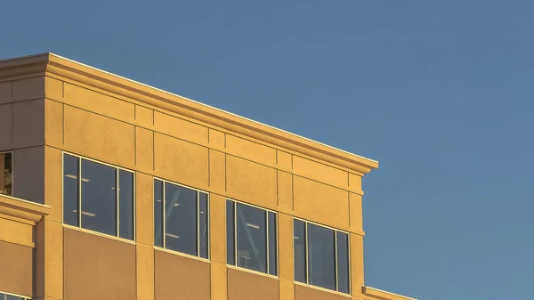 파노라마 현대식 건물 외벽은 맑고 푸른 하늘을 배경으로 화창 한 날에 보였다 — 스톡 사진