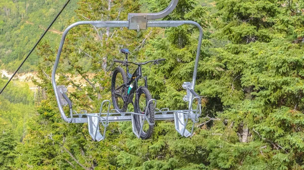 Panorama-Mountainbike am Lift gegen Bäume im Park City Skigebiet in der Nebensaison — Stockfoto