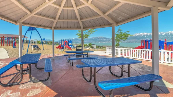 Panorama Octágono pabellón con mesas de picnic azul y vista del lago y el Monte Timpanogos — Foto de Stock