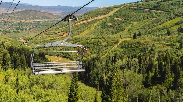 Panorama Buiten het seizoen op Park City skigebied met stoeltjesliften over bergen en groen — Stockfoto