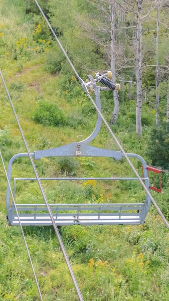 Elevador de cadeiras vertical com vista aérea de trilhas para caminhadas durante a época baixa em Park City Utah — Fotografia de Stock