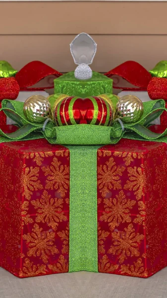 Vista vertical de cerca de los regalos de Navidad con envoltura colorida vibrante — Foto de Stock