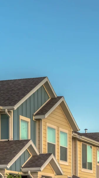 Exterior vertical de piso superior de casas adosadas con fondo de cielo azul en un día soleado — Foto de Stock