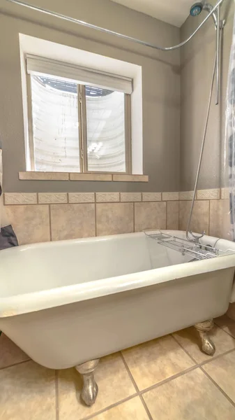 Vertikale Nahaufnahme von Badewanne und Dusche im Badezimmer mit Fliesen an Wand und Boden — Stockfoto