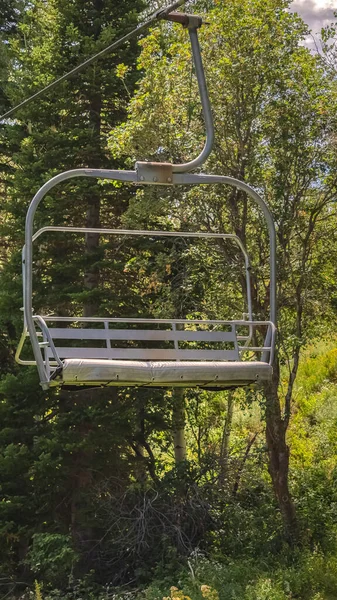 Verticaal frame Metalen stoeltjesliften tegen weelderig groen op een zonnige zomerdag in Park City resort — Stockfoto
