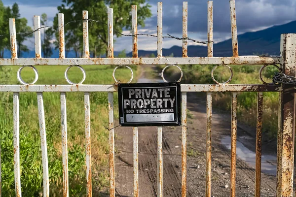 Primer plano de una puerta cerrada en una propiedad privada con vista al lago y la montaña — Foto de Stock