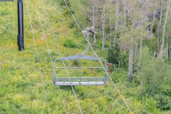 Stoeltjeslift met uitzicht op wandelpaden tijdens het laagseizoen in Park City Utah — Stockfoto