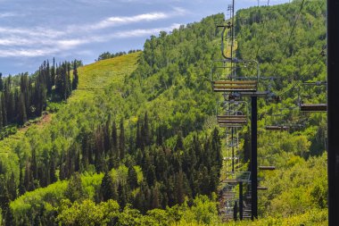 Park City 'deki dağ manzarası boş mevsim aylarında teleferiklerle.