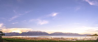 Utah Gölü ve Timpanogos Dağı manzarası