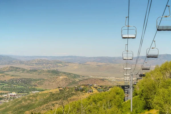 Park City Utah berg met stoeltjesliften en wandelpaden uitzicht op het laagseizoen — Stockfoto