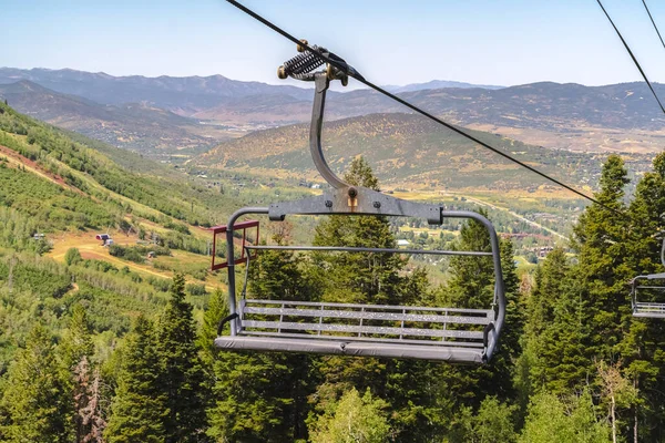 Zonnige zomerdag in Park City Utah met close-up van stoeltjesliften tegen de berg — Stockfoto
