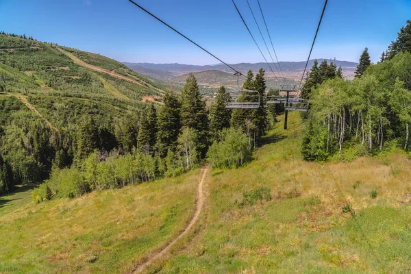 Scenic berg in Park City in het laagseizoen met wandelpaden onder stoeltjesliften — Stockfoto