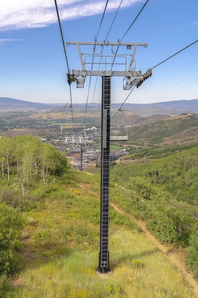 Wandelpaden onder stoeltjesliften in skigebied berg in Park City in het laagseizoen — Stockfoto