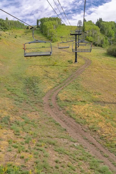 Zomer in skigebied Park City met stoeltjesliften over kronkelende wandelpaden — Stockfoto