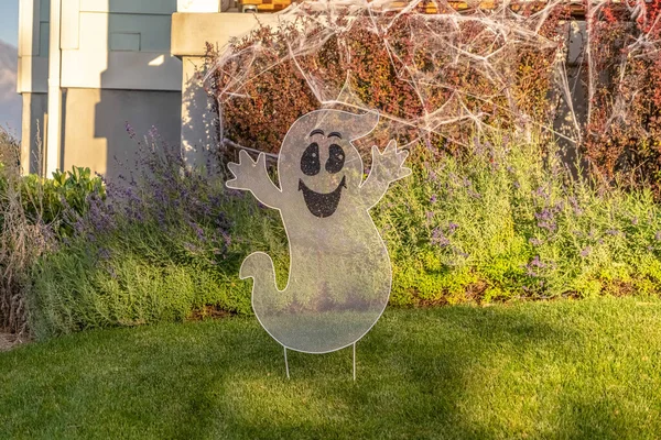 Fantasma con ragnatele decorazione in un giardino — Foto Stock