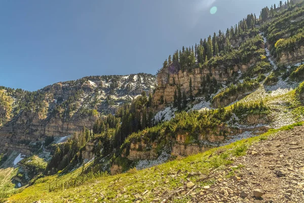 Scenic landscape of a trail on Mount Timpanogos — Stock Photo, Image