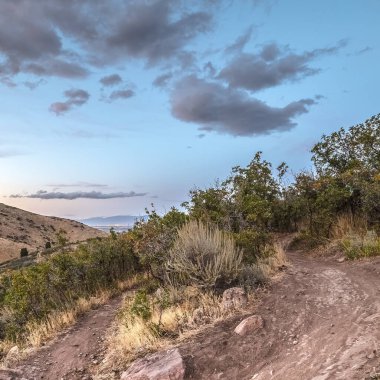 Kare kare yürüyüş yolu keskin bir U dönüşü yapıyor