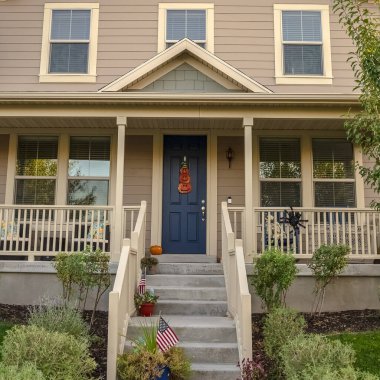 Kare yol ve merdivenler çift katlı bir eve çıkıyor.