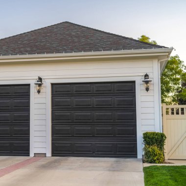 Kare çerçeve Bir banliyö evine çift katlı garaj ünitesi