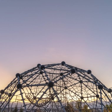 Metal tırmanma kubbesinin alçak açılı görüntüsü