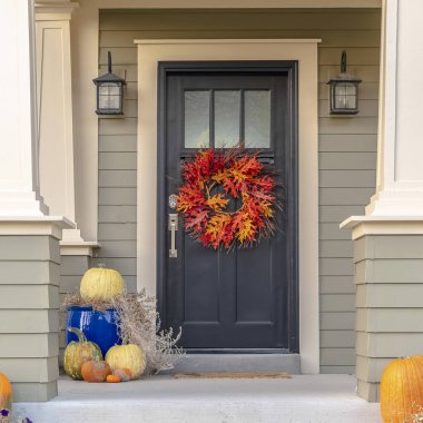 Kare çerçeve Ön kapıda asılı renkli sonbahar çelengi