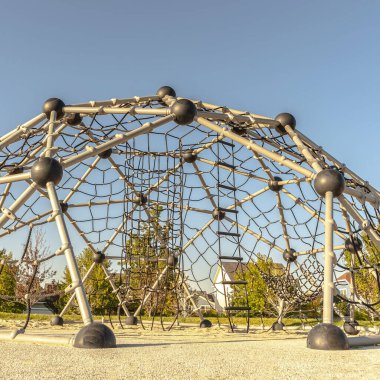 Çocuk parkında ağlarla kubbeye tırmanmak