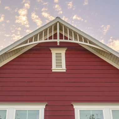 Kare çerçeve Renkli kırmızı kereste kaplı ev gündüz