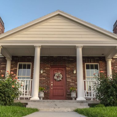 Kare çerçeve Sütunlu modern bir evin ön cephesi