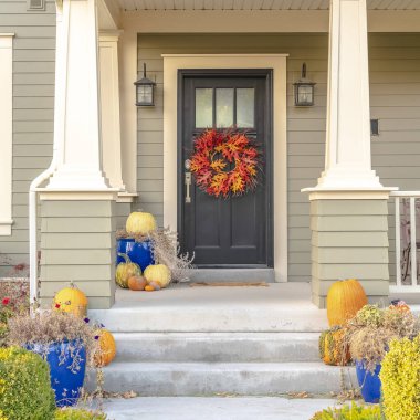 Günbatımında kare çerçeve sonbahar süslemeleri ve renkli çelenkler