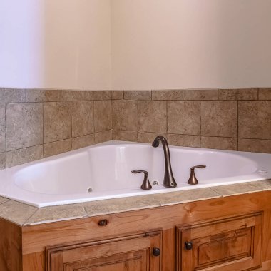 Köşe banyosu olan modern bir banyonun içi.