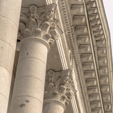 Kare çerçeve Utah Eyalet Binası 'nın Güzel Korint tarzı taş sütunları