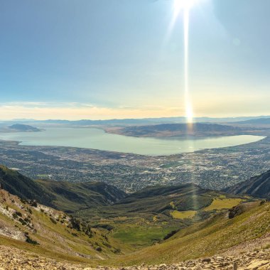 Zirvede Utah Vadisi 'nin üzerinde parlayan Kare Güneş...