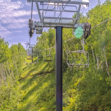 Kare çerçeve kayak merkezi dağ manzarası ve sezon dışı yürüyüş parkurları