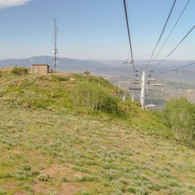 Kare çerçeve Mavi gökyüzü ve bulutlar kaldırımlar üzerinde ve Park City 'de yürüyüş yolları sezon dışında