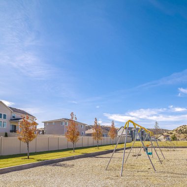 Küçük çocukların oyun parkına bakan boş bank