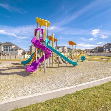 Bir çocuk parkında kare çerçeve parlak renkli aygıtlar